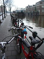 Fietssturen aan de leuning langs de Nieuwe Herengracht